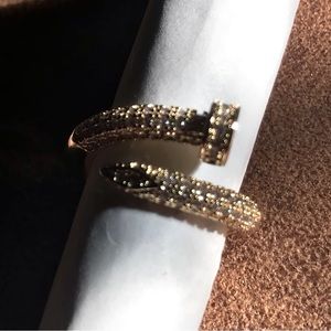 Nail head adjustable ring in gold with beautiful crystal.